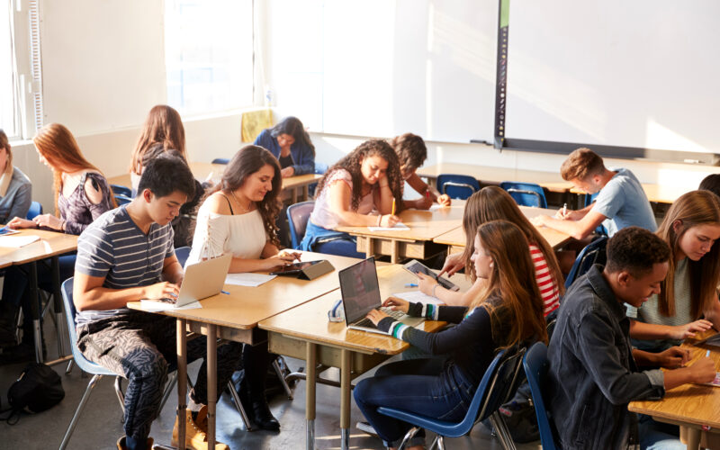 Lycéens dans salle de classe