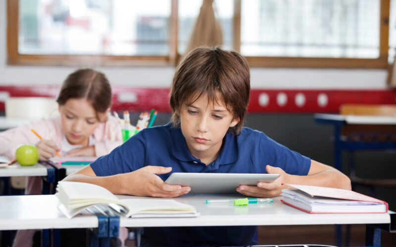 Livres scolaires papier ou numériques